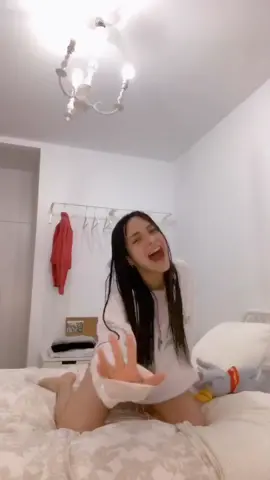 Like porque ella toda motivada se al final rompera la lampara xd