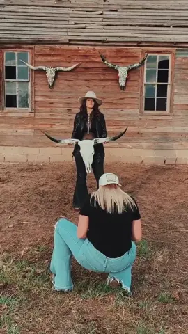 @jamiegraybill8 killing the game with her custom skulls! #western #cowboy #longhornskull #westerndecor #westernlifestyle #cowgirlphotographer