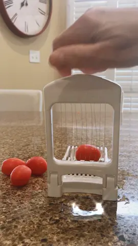 Juicer? #jenesaisquoidaily #squish #cherrytomatoes #tomatoejuice #kitchengadgets