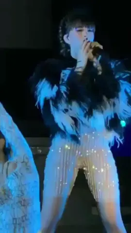 Madre mía la chaqueta es lo más 😂🤪 #aitana ¿Donde fue este PLAY TOUR? El de ayer fue en Granada.