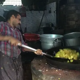 Fresh banana chips in making @ Kozhikode #bananachips #chips #kerala #kozhikode #streetfood #indianfood #tiktokchef #delicious #bestfood