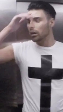 IF THIS HAPPENED TO YOU, WOULD YOU PANIC??? His reaction at the end 😂😂 #rylan @rylan  #elevator #prank #magictrick #magician #prankster #uktiktok