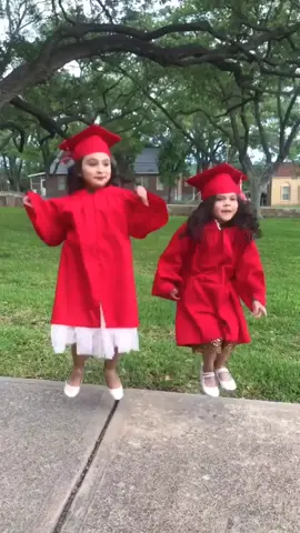 No hubo graduación... pero no se podían quedar sin su sesión de fotos  #mejoresamigas #graduation2020 #prekindergarten #coronagraduate #fyp