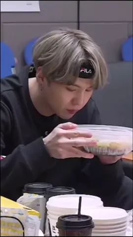 แมวหิวข้าว งื้ออ 🐱💜 #suga #minyoongi #bts #sugaedit #방타소년단 #ติ่งเกาหลี #fyp #eat