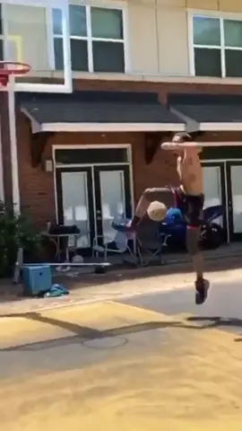 😳 [via jsoutherland25/IG, @overtime] #bounce #MorningBoost #basketball #sports #athlete