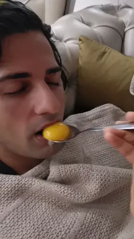 This was so mean but I've been waiting for this opportunity for the past week and it worked like a charm. Soz @razeendada 😂 #prank #eggprank #viral