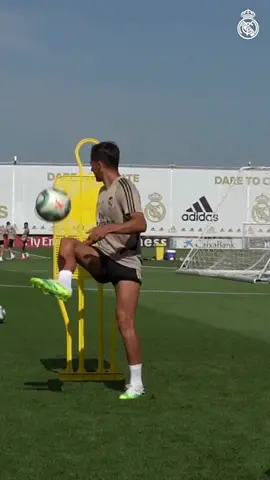 🕺🏻⚽️ Lucas Vázquez and those training vibes! 🔄 ¡La clase de Lucas Vázquez! 🔜 LaLiga #tiktokartistas #happydance #football #halamadrid #realmadrid
