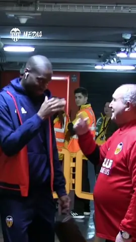Cuando saludas a un amigo que llevas tiempo sin ver 🤜🤛 🧡 #TikTokDeportes