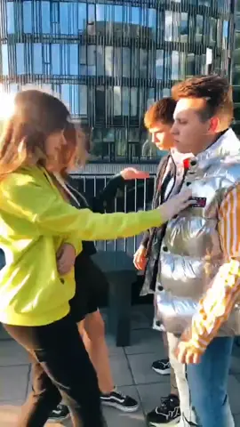 Девочки решают проблемы по-другому😏#rainastik
