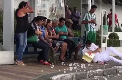 MÉDICO CAI COM CORAÇÃO NA RUA! 😲😲😲 continuação lá no canal  HAHAHAHA quem lembra dessa pegadinha?
