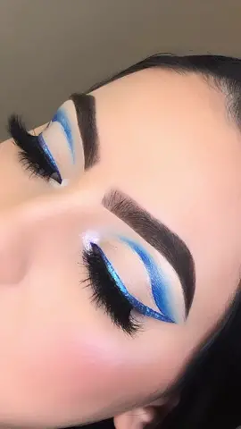 What is your favorite color?? #HiddenTalents #KeepingItCute #foryourtiktokpage #makeupartist #graphicliner #glammakeup #blue