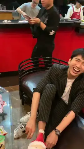 😂 Dân chơi nhìn phát biết ngay giầy gì, nào các ae dân chơi 🤣. M.n có đoán ra đc đây là ai hơm 😊 @chi.dan #xuhuong