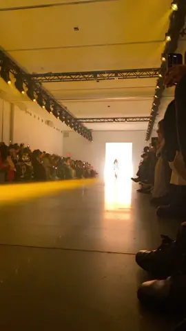 Estudia moda en NYC y trabaja como pasante en NYFW - link en bio #fashion #moda #nyfw #viral #model #fashionshow #fashionschool