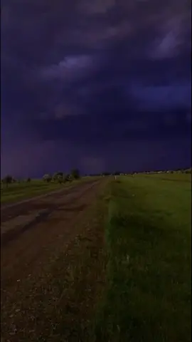 Любители мрачной погоды , отпишитесь в комментариях 🌩️ #природа #поля #красивыеместа #тучи #гроза