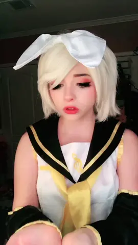 This took so many takes 😰 I don’t even like cheetos 🤮 #rinkagamine #rinkagaminecosplay