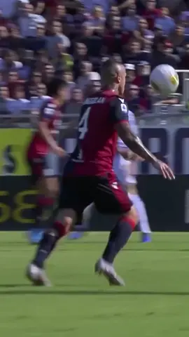 The angle at the end. 😍 #Nainggolan #Milan #Inter #Genoa #SerieA #EPL #PremierLeague #Banger #Volley #Viral