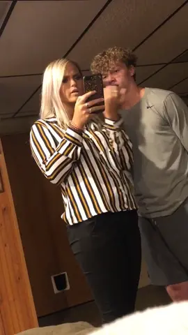he say “need a hug ...👁👄👁”