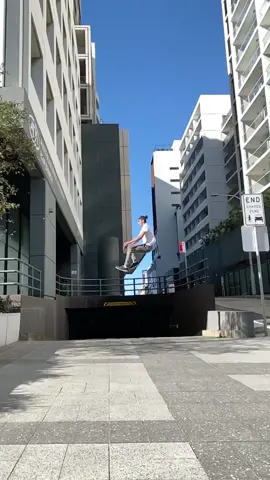 Is this in reverse or normal? 😨😂😂 #definitelynot #parkour #farang #storror #Running #massive #jumpin #workingout #howto #fly #reverse #or #normal