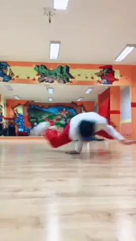 Turtle 🤸🏼‍♂️💪🕺🏻#bboy #breakdance#turtle#powermoves #nitra #slovakia #2020 #dancer