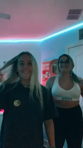 we made up another tik tok dance so like do it #SNOOZZZAPALOOZA #SummerLooks #xyzbca #BehindTheSong