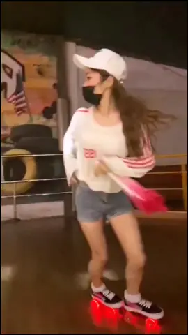 Watch till the end and tell me how I fell down😔everybody be safe when skateboarding!#foryourpage #foryoupage #fyp #beauty #asiangirl #Skateboarding