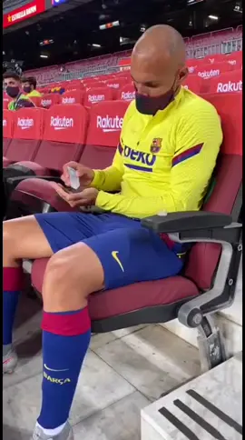 💧 Who did it better? 🤔 #fcbarcelona #braithwaite #riquipuig #umtiti