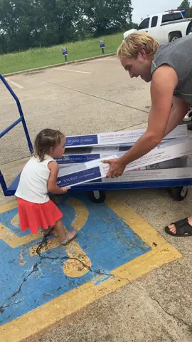 Miss strong muscles trying to lift it by herself 💪🏻😭 she’s so independent!  #fyp #foryou #helpingdaddy #biggirl #missindependant #shesonly2