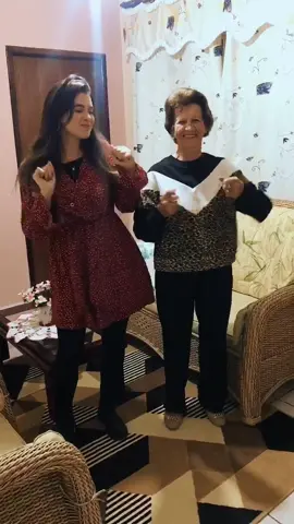 88 aninhos da minha vó hoje 😍🎂🎈e ela topou dançar tiktok comigo #aniversário #vóeneta #dancinha #vó #fyp #foryoupage #grandma #fy #ttbr #família