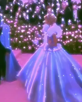Her dress is so pretty 🤩 #foryou #SUBstepchallenge #WearAMask #aesthetic #littlebitfancy #zendaya #cinderella