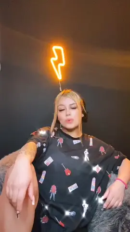 Estoy muy lejos de casa pero cerca del millón (Literal ya casi somos un millón en IG) ✨