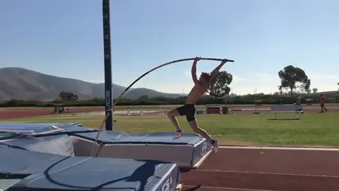 Such a pretty place to train! San Diego Olympic training center🇺🇸 Happy 4th btw #polevault #usa #independenceday #trackandfield #workout