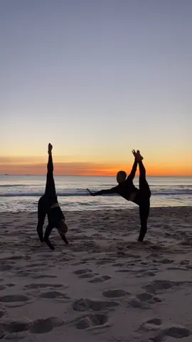 Who else is obsessed with sunsets!? 😍🌅 #iwantyou #sunset #dance #beach #ballet #twins #australia #perth @addisonre