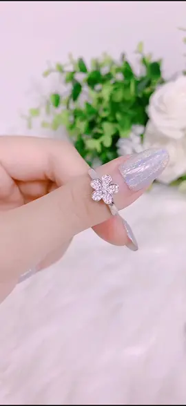 A spinning ring #tiktok #ringchallenge #ring #girl #spining #spiningchallenage
