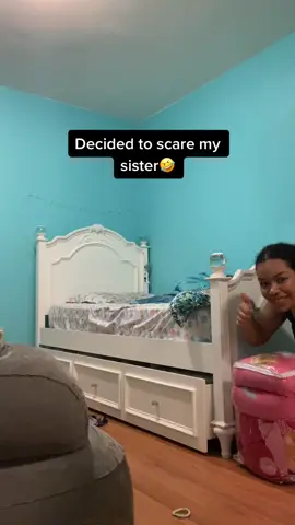 I love scaring ppl lol especially her I always get her😭 #fyp #sis #funny