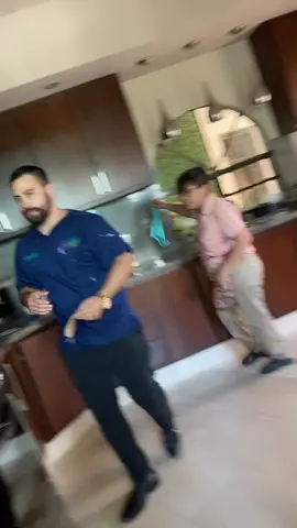 Para ls que no me creían que el dentista tiene un gemelo :)