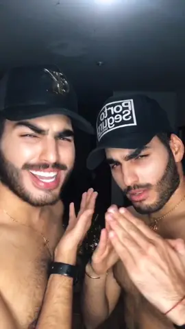 Vem arrochar com os gêmeos haha 😈🔥 #fy #foryoupage #foryou #fyp #dança #cantando #dueto #arrocha #sertanejo #gemeos #irmaos #twins #amor #graveto
