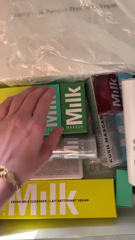 New beauty goodies!! #unboxing #TikTokTaughtMe #asmr #asmrsounds #unbox #asmrvideo #asmrtiktoks #sosatisfying #satisfying #mireyaunboxes