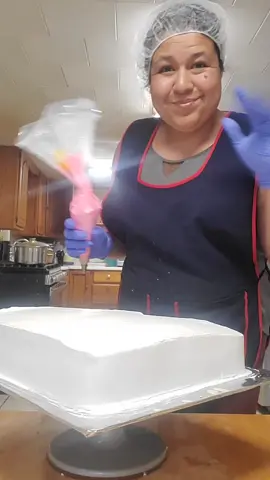 un pastel de decorado de rosas 🌹 y los botones me encantan 💖