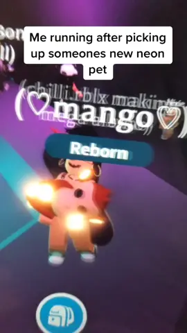hehehehe it was so funny and she was chasing me #fyp #roblox #adoptme #follow #foryoupage #giveaway #rich #trading #trades