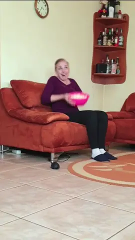 Pranking my mom and my girlfriend @alexisfeather (mouse prank)