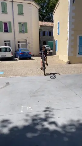 Camron qui essaye le pied celle. #pourtoi #foryou #bikelife #bikelifedrz #bikelifepatrox