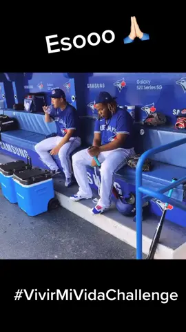 Esooooo 🙏🏻 #BlueJays #VladimirGuerreroJr  #ShunYamaguchi Music brings people together 💙🇩🇴🇯🇵#VivirMiVidaChallenge