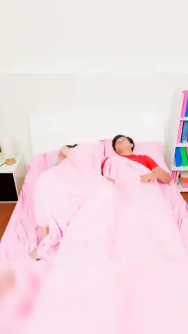 What if my girlfriend grabs the quilt?#fyp #funny
