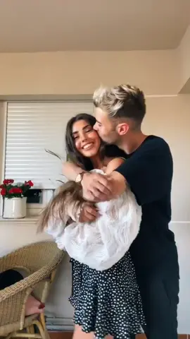 Prometo darle caña a tik tok 😅 pero de verdad que soy youtuber y se me da fatal jajaja os dejo el primero con mi novia por aqui 💙 dadme consejos