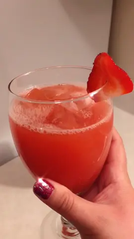 Agua De Fresas 🍓 #aguadefresa #strawberries #favoriterecipe #fyp