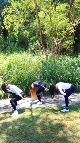 Di ka maoout of balance dyan  @mariah.eloisa.melanio HAHAHAHAHA! 🤣 diba @rcdemetrio 🤣 #jojogomezchoreography #jojogomezdancechallenge 💚