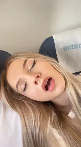 This random girl sleep like that while my flight to Spain 🇪🇸 😂 Should I wake her?🙈 (read my bio)
