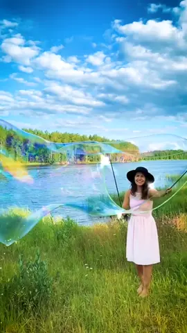 These giant soap bubbles look amazing in slow motion! 😍 Who wants a tutorial on my secret DIY bubble recipe? #soapbubbles #bubbles #photoacademy