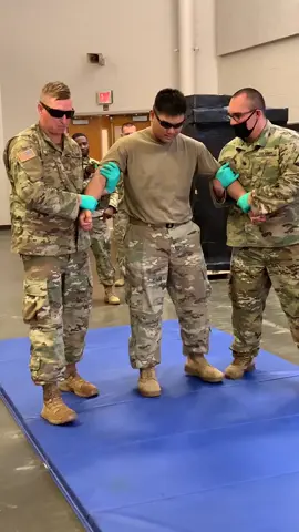 R2D2 got him dirty🤣🤣 #fyp #funny #MP #ouch #military #foryou #starwars