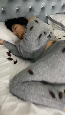 Fake cockroach prank 😂😂 sorry babe @anamariajones.x #foryou #fyp #prank #tiktok #couples